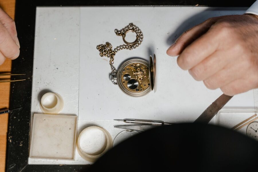 Diagnostic d'une montre vintage sur l'établi d'un horloger — devis gratuit par envoi postal chez AGH Lectoure