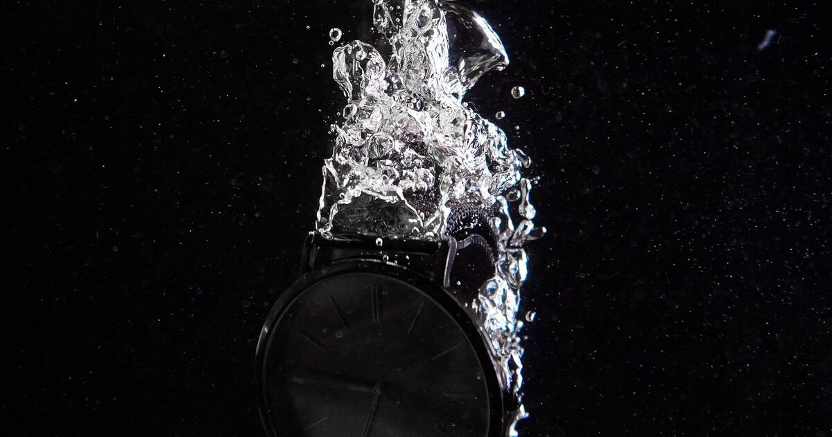 Montre plongeant dans l'eau avec éclaboussures — guide de l'étanchéité des montres : 3, 5, 10, 20 ATM expliqués