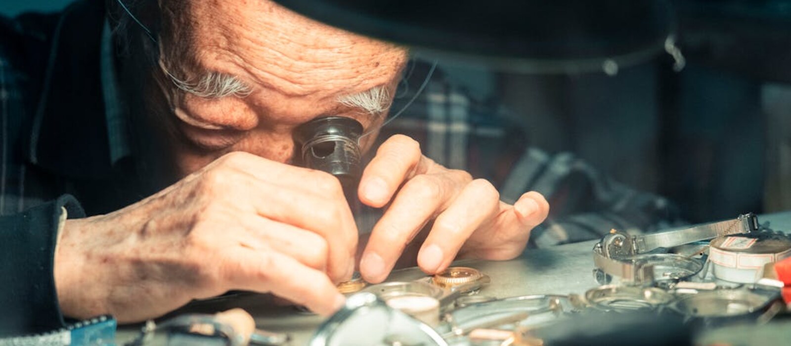 Horloger avec loupe de précision pour polissage montre