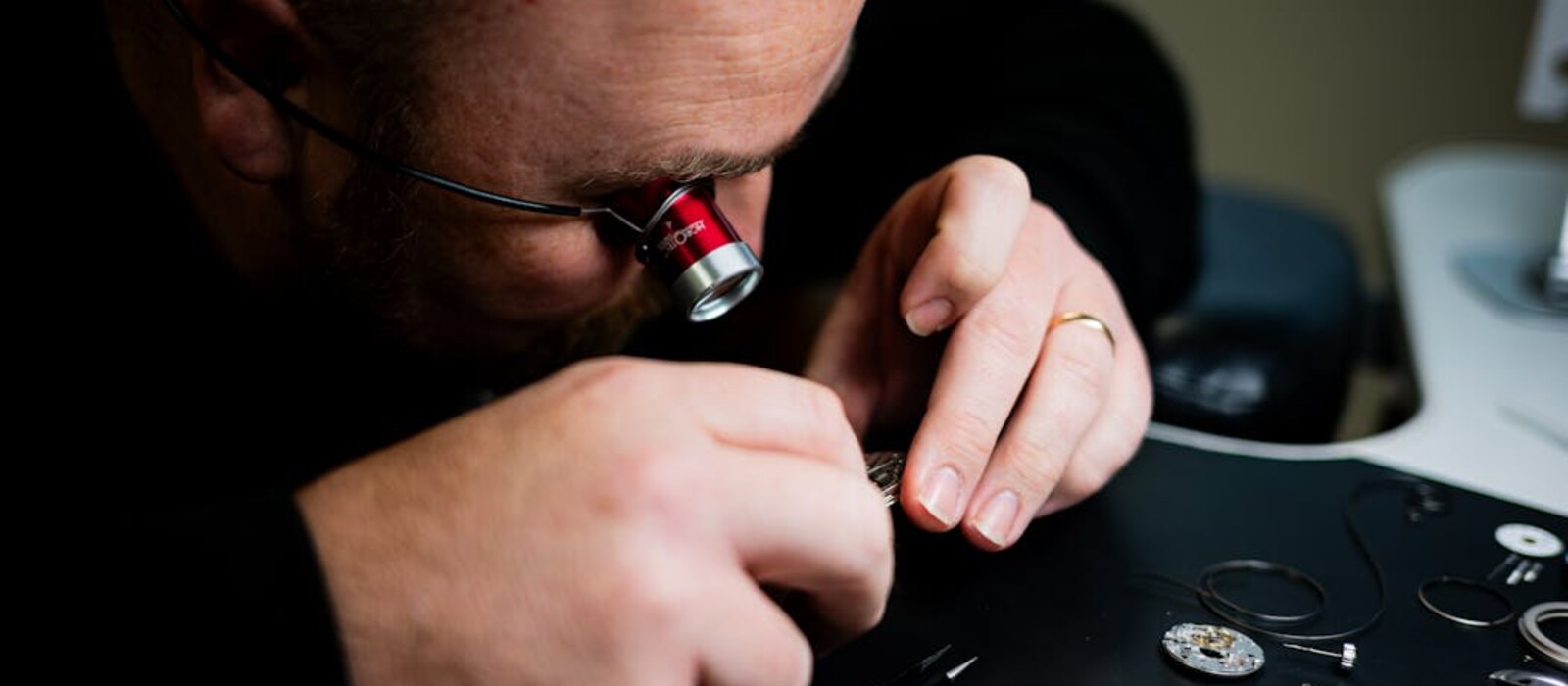 Horloger réparant le mécanisme d\'une montre — démagnétisation