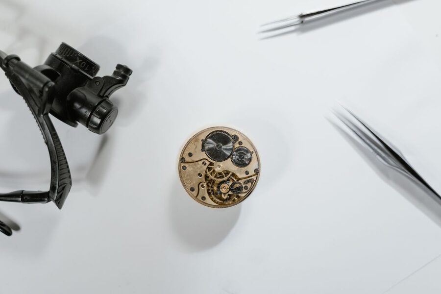 Macrophotographie d'une roue dentée de mouvement de montre montrant l'état de surface et l'usure des dents, détail examiné par l'horloger pendant le diagnostic avant devis de réparation