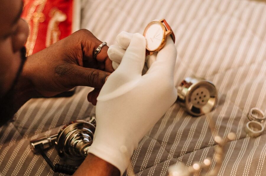 Montre manipulée avec un gant blanc lors d'un examen, illustrant la précaution nécessaire avant toute intervention sur une montre ancienne