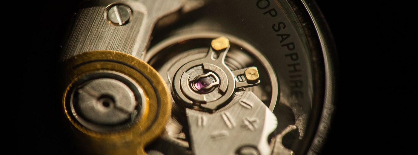 Mécanisme de montre en gros plan : rouages, rubis et balancier — le savoir-faire horloger de l'atelier AGH Lectoure