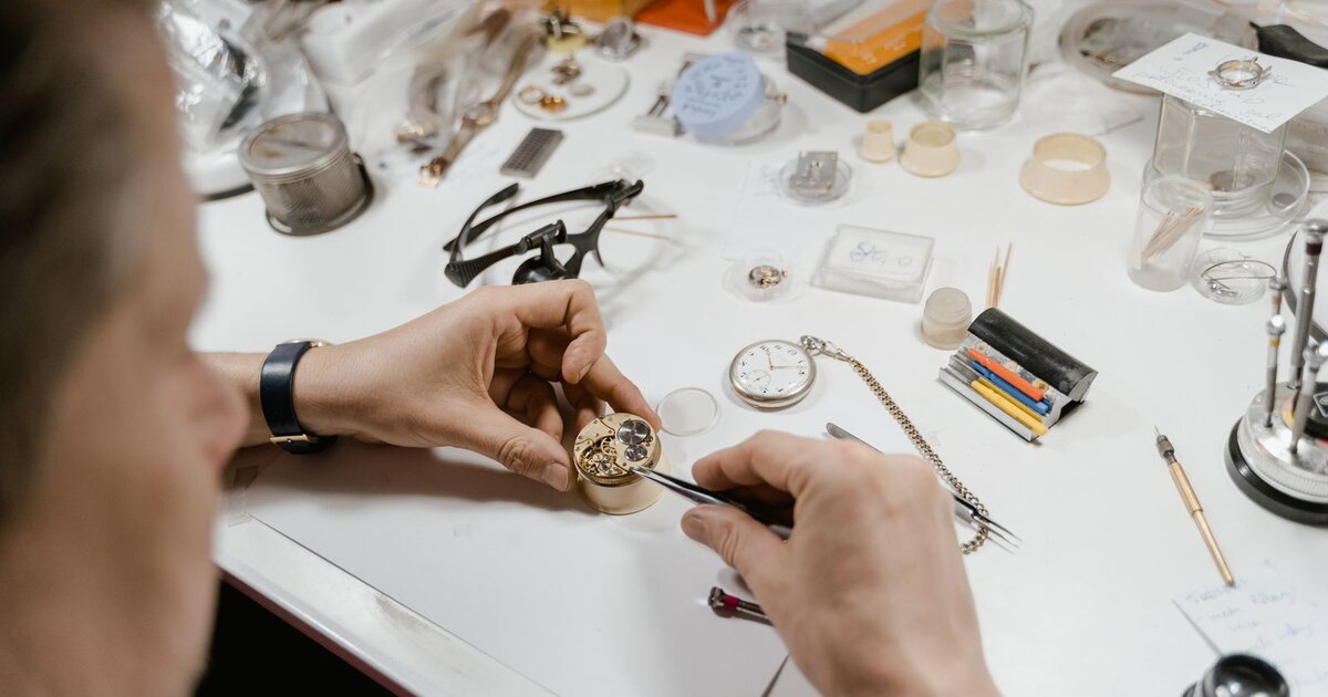 Montre arrêtée : diagnostic des 7 causes — Atelier Général Horloger