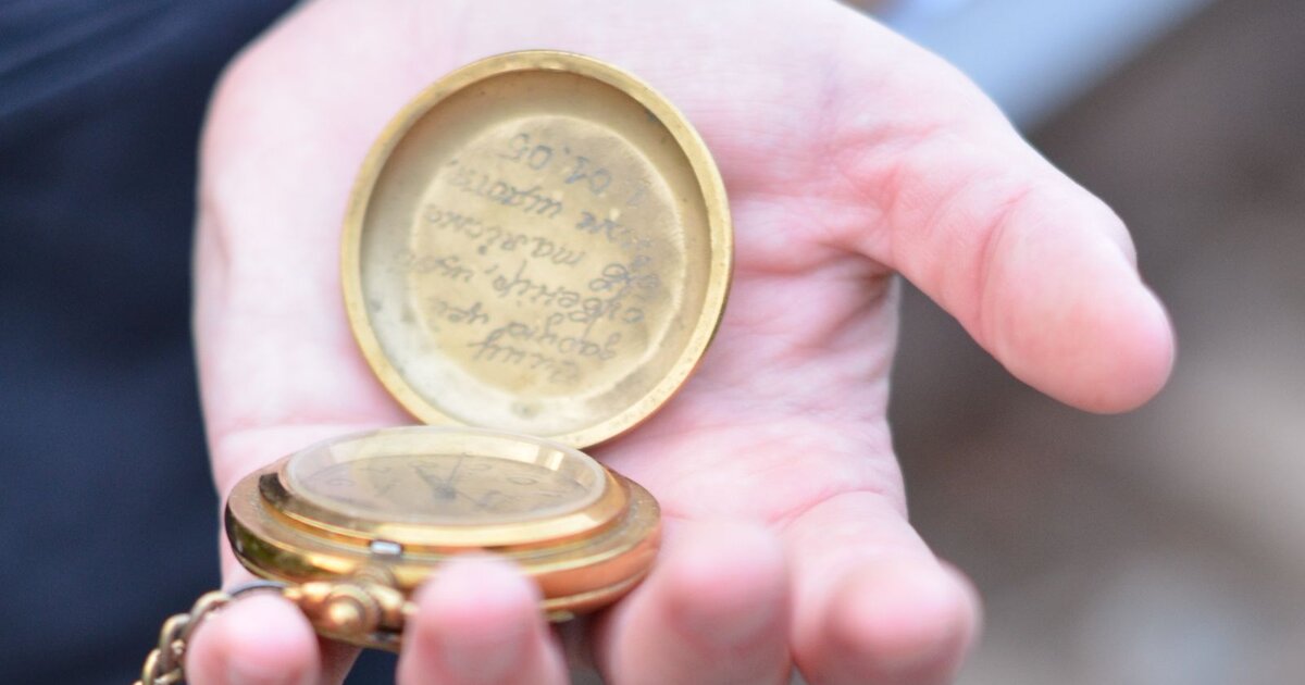 Montre de gousset ancienne gravée transmise dans la main — que faire d'une montre héritée, guide de restauration