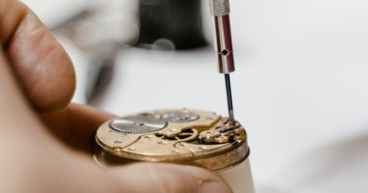 Atelier horloger — nettoyage ultrasonique des pièces d'un mouvement de montre