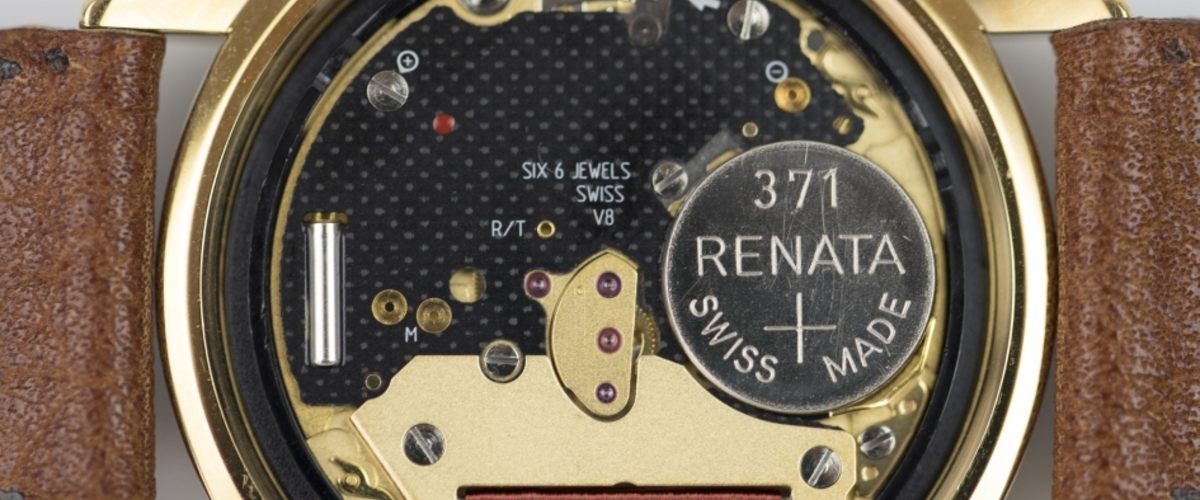 Changement de pile de montre — fond ouvert avec pile bouton visible