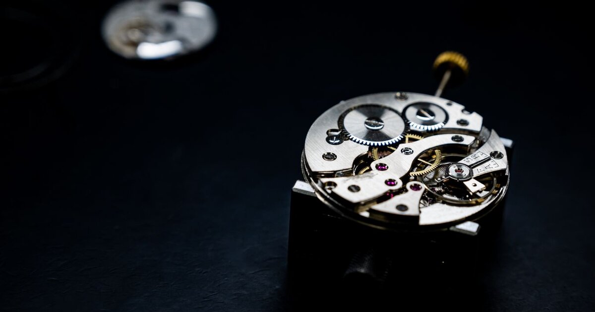Horloger réparant une montre Casio G-Shock — Atelier Général Horloger Lectoure