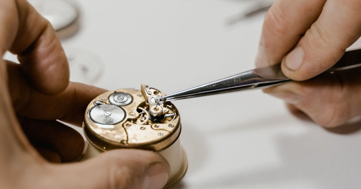 Horloger réparant un mouvement Frédérique Constant Heart Beat — Atelier Général Horloger Lectoure