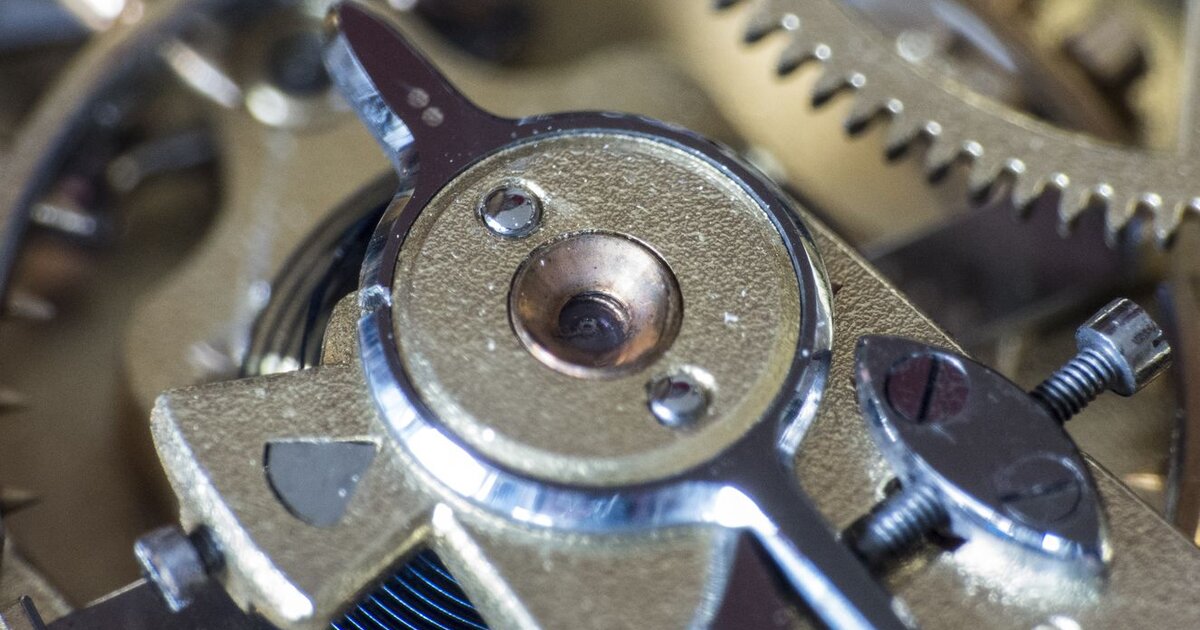 Horloger réparant un mouvement Junghans Max Bill — Atelier Général Horloger Lectoure