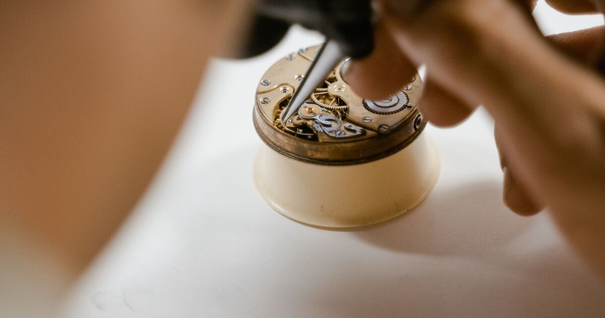Horloger réparant une montre Kelton vintage à l'Atelier Général Horloger Lectoure