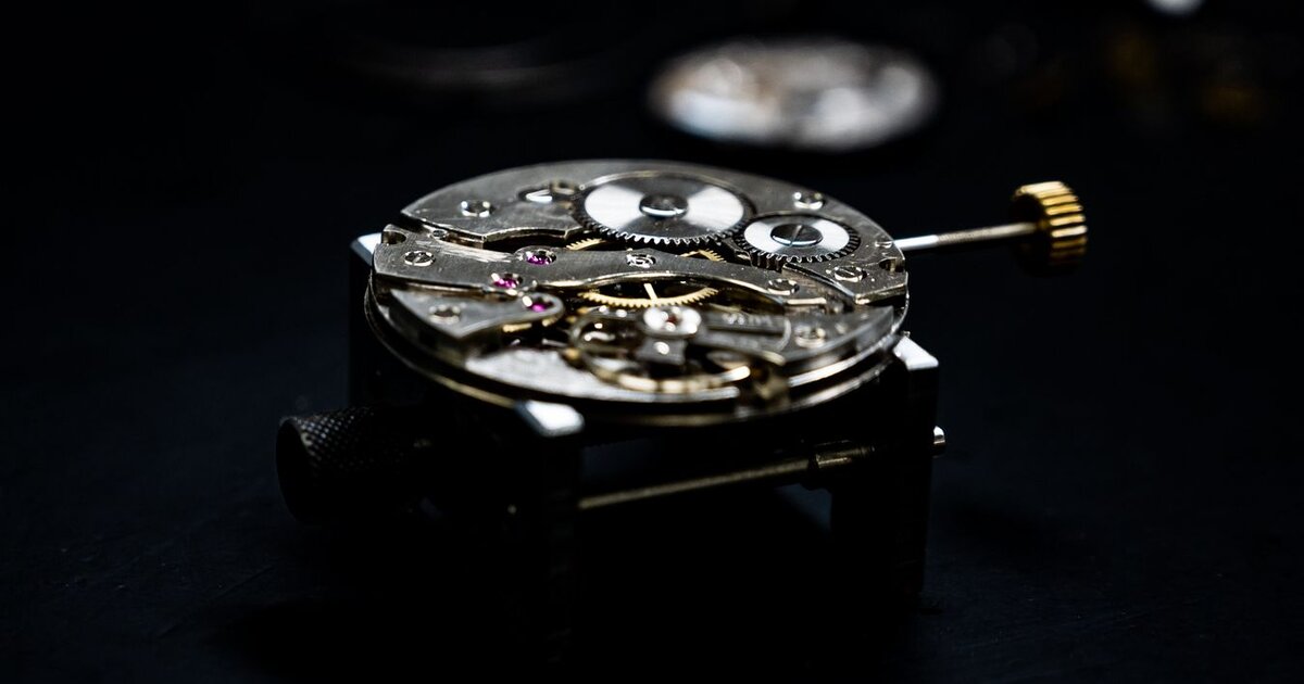 Horloger réparant une montre LIP vintage — Atelier Général Horloger Lectoure