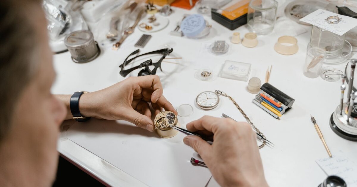 Horloger réparant un mouvement Longines L688 — Atelier Général Horloger Lectoure