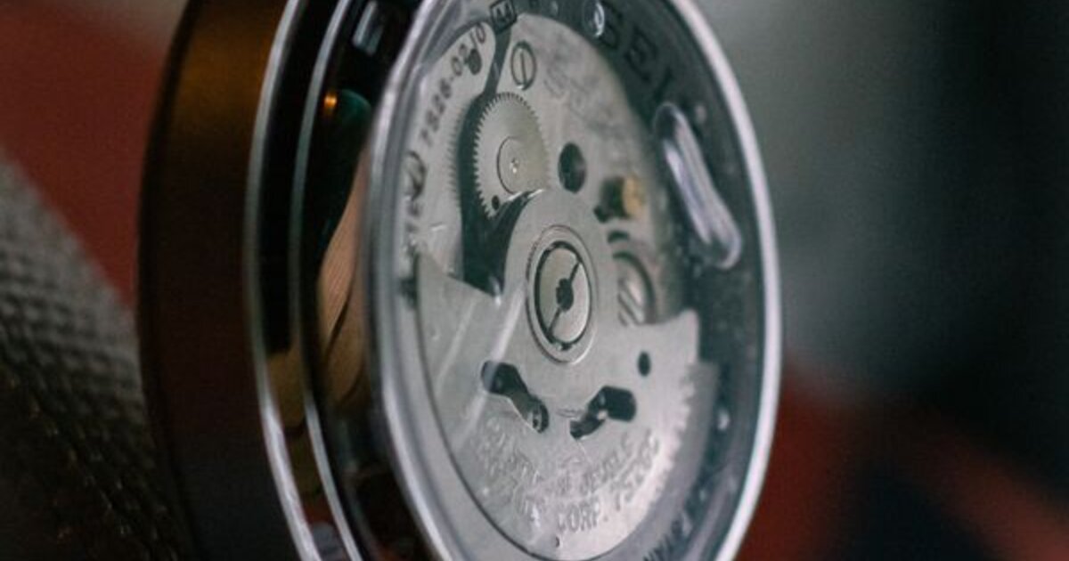 Horloger réparant un mouvement Mido Multifort Powermatic 80 — Atelier Général Horloger Lectoure
