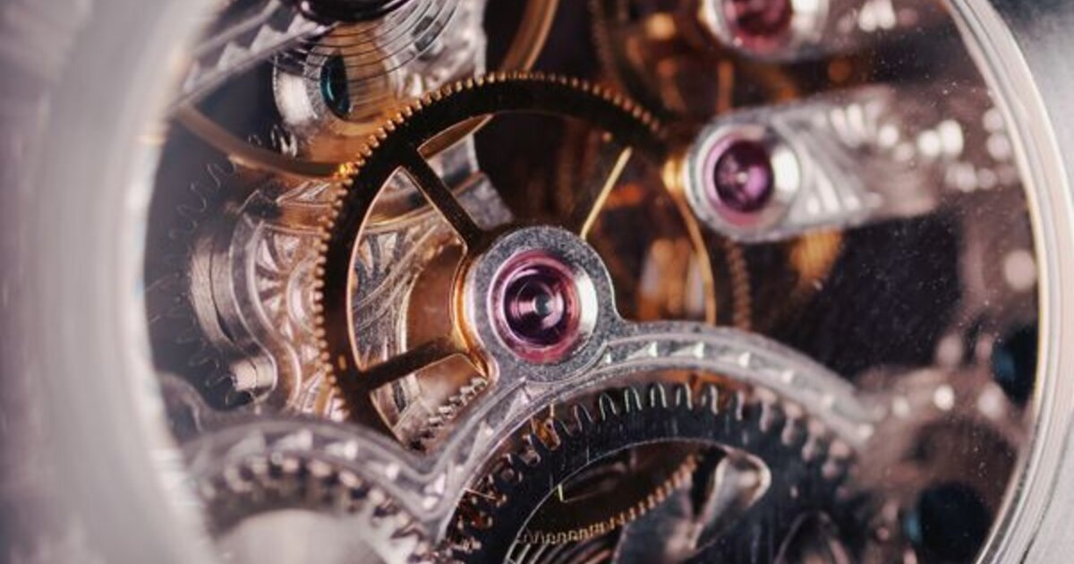 Horloger réparant un mouvement Oris Aquis — Atelier Général Horloger Lectoure