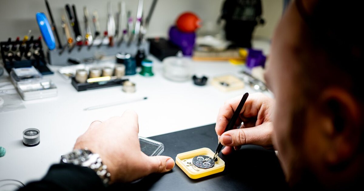 Horloger réparant un mouvement de montre Seiko — Atelier Général Horloger Lectoure