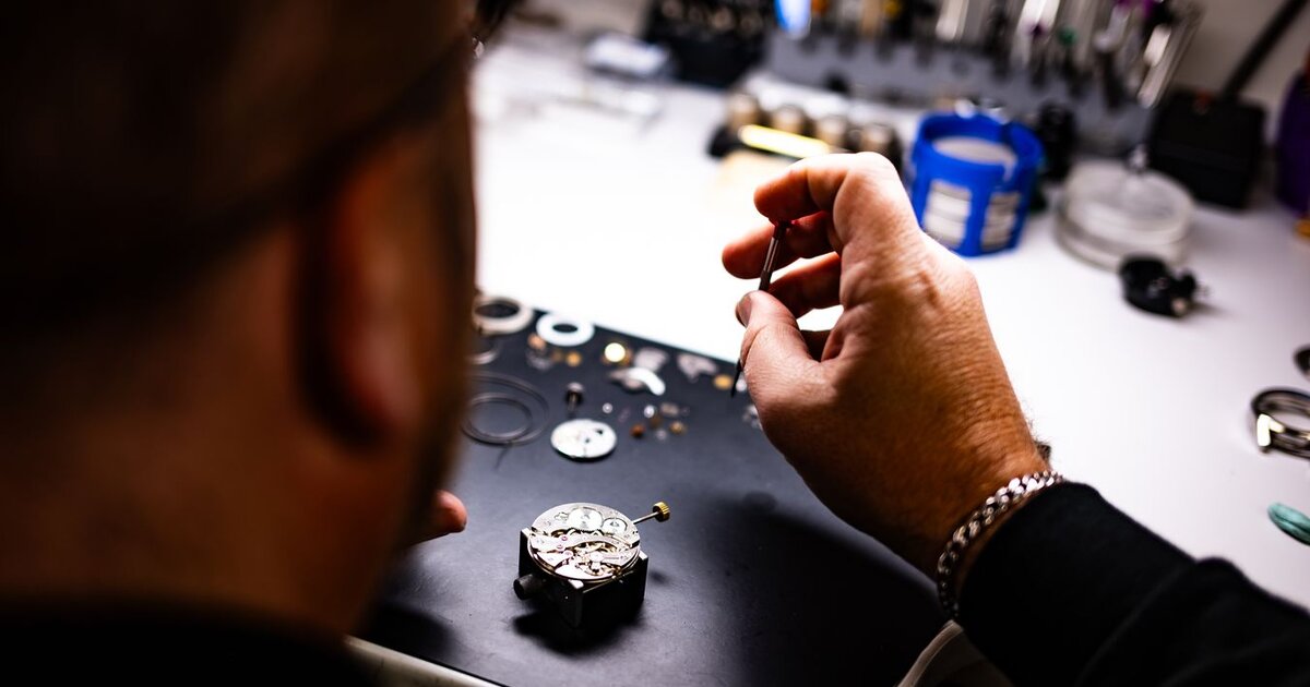 Horloger réparant un mouvement Tissot Powermatic — Atelier Général Horloger Lectoure