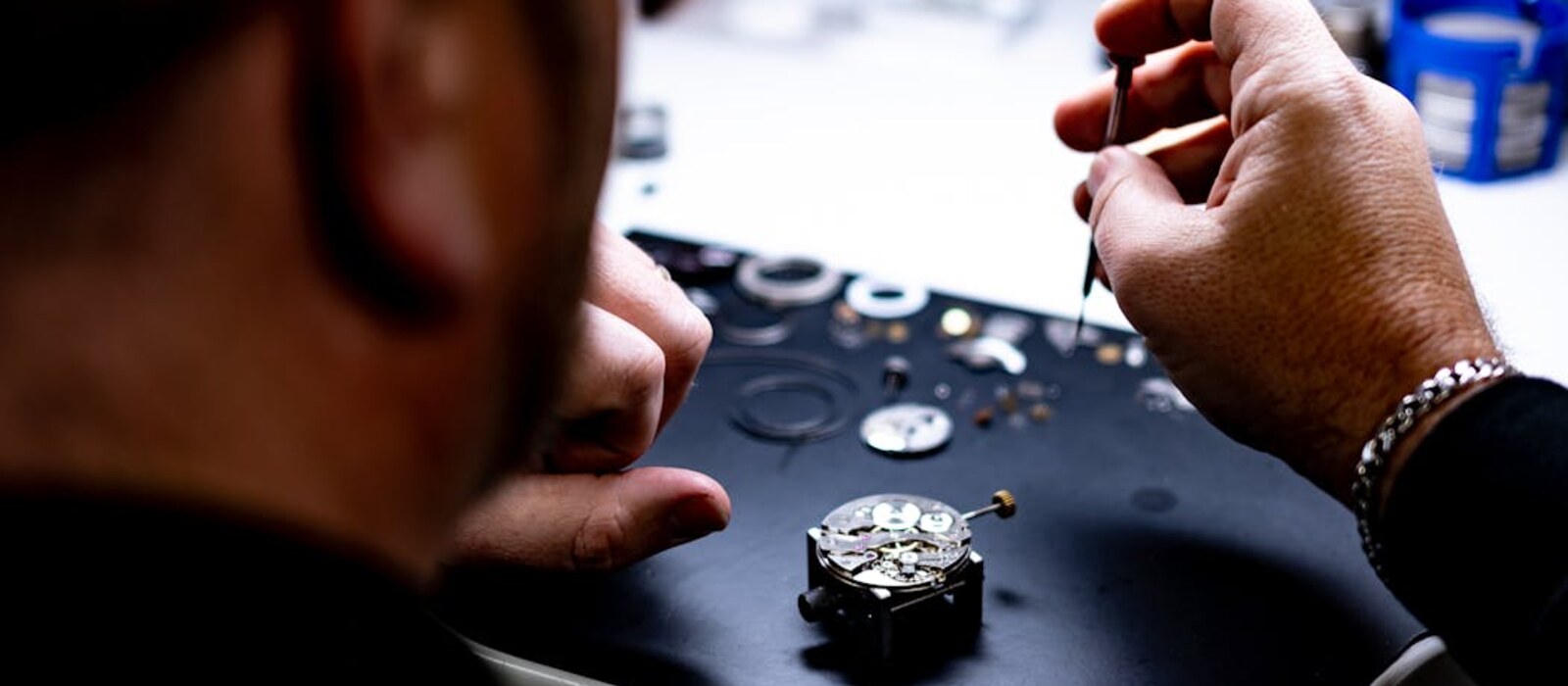 Technicien horloger vérifiant l\'étanchéité d\'une montre