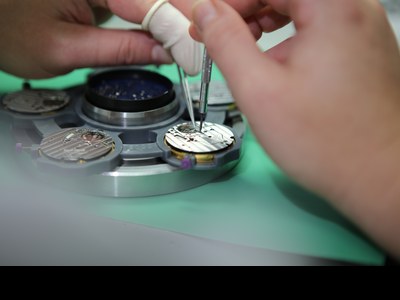 Comment faire réviser une montre mécanique ancienne : le guide complet