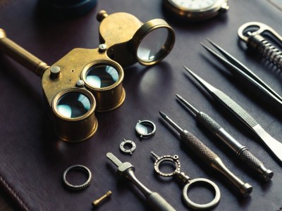 Changer un bracelet de montre cuir : le guide complet 2026