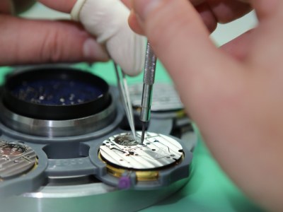 Comment changer un bracelet de montre soi-même : tous les systèmes (2026)