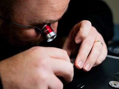 Démagnétiser une montre : pourquoi, comment et combien en 2026