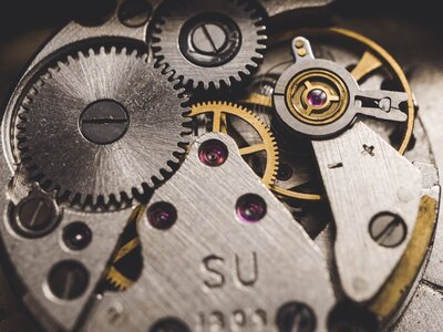 Remonter une montre automatique : guide complet (à la main et au port)