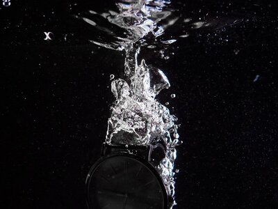 Montre tombée dans l'eau : que faire (et ne pas faire) en urgence