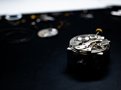 Pile de montre qui ne tient pas : 7 causes (et la solution) - guide horloger