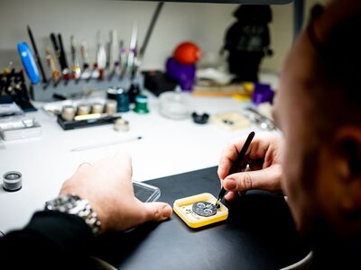 Réparation montre Seiko : guide complet — prix, calibres, comment l'envoyer