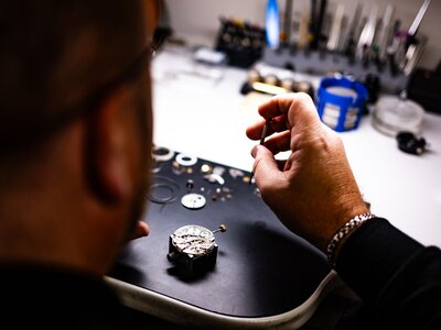 Réparation montre Tissot : guide complet — prix, calibres, comment l'envoyer