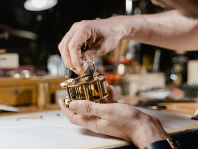 Révision de montre : tous les combien, pourquoi, combien de temps ? Guide 2026
