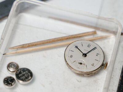 Peut-on réparer une montre Swatch ? Ce qui se répare vraiment (et ce qui ne se r
