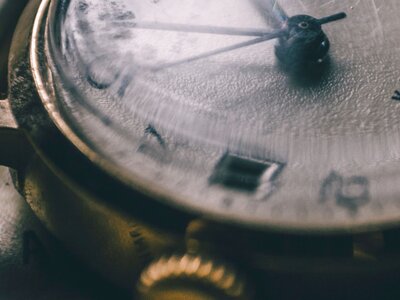 Verre de montre : saphir, minéral ou acrylique, comment le reconnaître et le rat