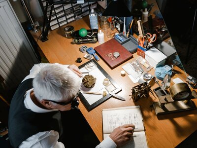 Horlogerie : le métier, ce que fait vraiment un horloger et comment le choisir
