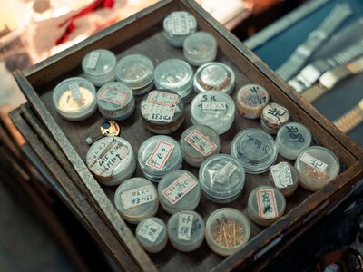 Pile de montre : quelle référence choisir, correspondances et durée de vie