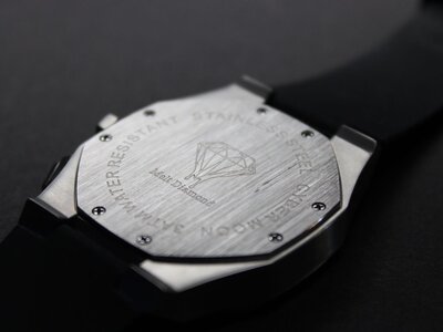 Identifier sa montre : lire le dos du boîtier, le numéro de série et le calibre